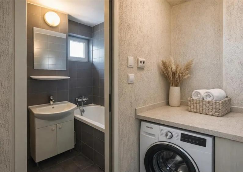 Apartament cu 2 camere decomandat, mobilat în Central