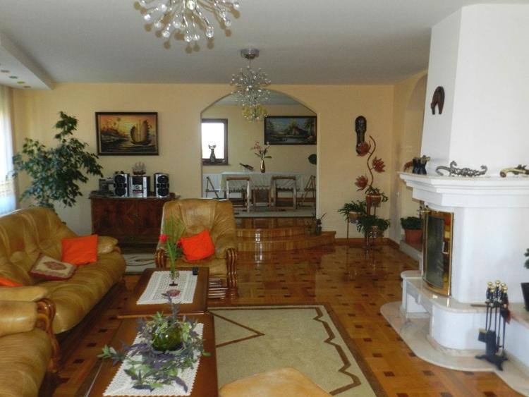 Casa de vanzare, 6 camere, teren 900 mp, Europa - 2
