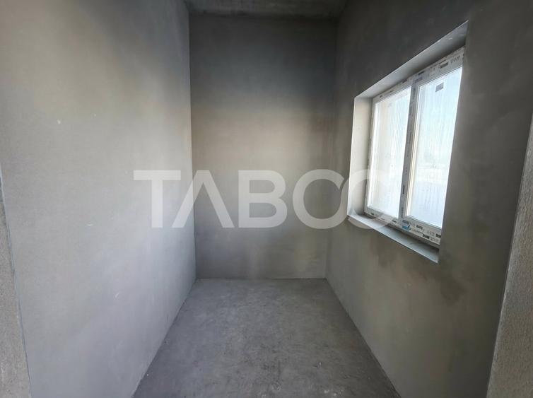 Spatiu Comercial de inchiriat cu 8 locuri de parcare - Vitrina 13 m - 6