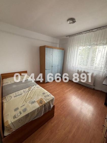 Vand Apartament 3 camere decomandat etaj 3, strada Maramures - 11