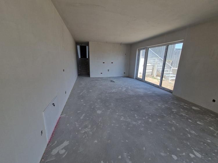 Duplex cu 5 camere cu Canalizare în Iris