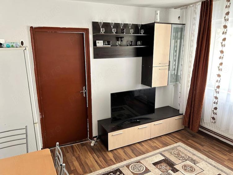 Apartament cu 2 camere semidecomandat, mobilat în Central