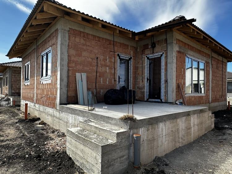 Vanzare Casa Noua 4 camere 2 Bai Terasa S.util 100 mp. Teren 425 mp. Finisata - 1