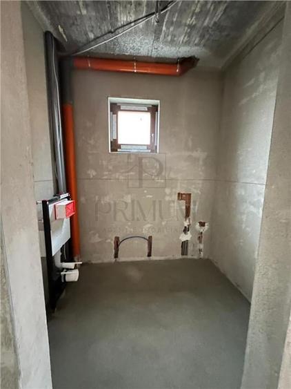 GIROC - Duplex despartit prin camera tehnica - 5 Camere - 3 Bai - 6