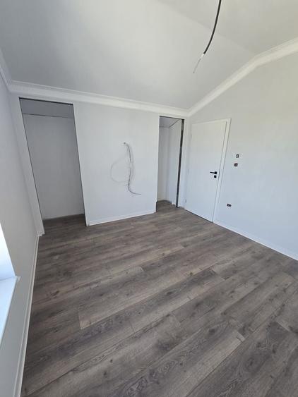 Duplex despartit prin camera tehnica - 4 camere Toate Utilitatile - 9