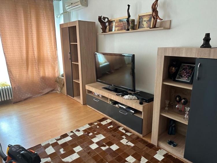 Apartament cu 3 camere decomandat în Gara de Nord