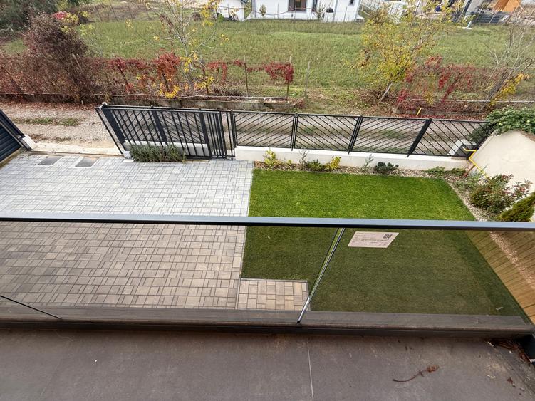 Vilă contemporană , finalizată în 2024, situată pe o stradă privată. - 18