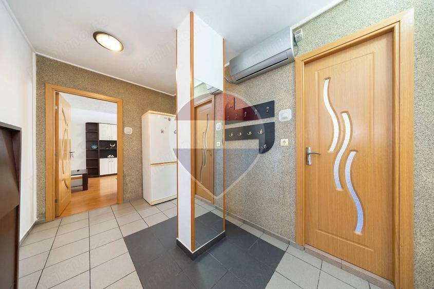 Apartament cu 3 camere decomandat în Tractorul