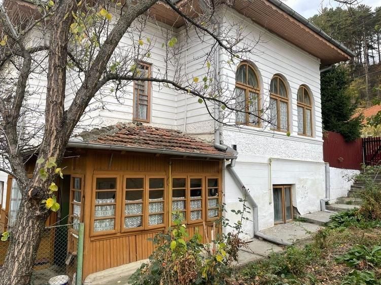 Casă cu 4 camere în Coman