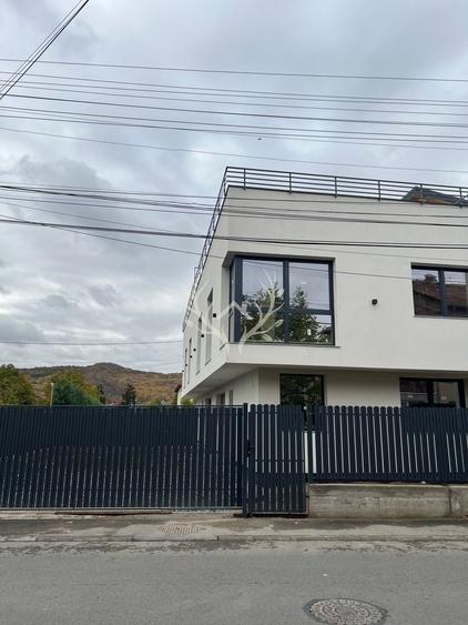 Duplex cu 4 camere cu Canalizare în Florești