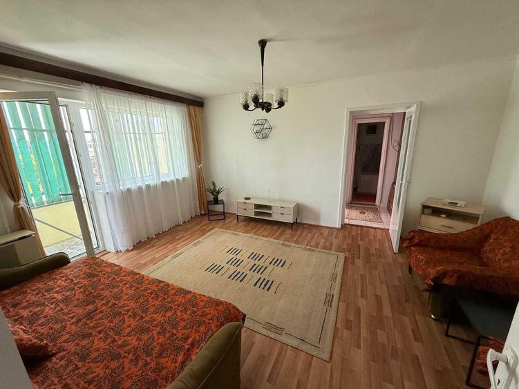 Apartament cu 3 camere semidecomandat în Central