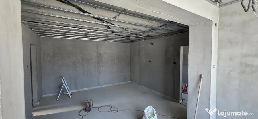 Apartament cu 3 camere semidecomandat în Petros