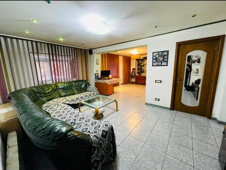 Apartament cu 4 camere semidecomandat în Vitan Mall