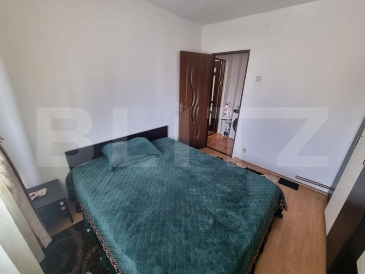 Apartament cu 3 camere semidecomandat, mobilat în Craiovița Nouă