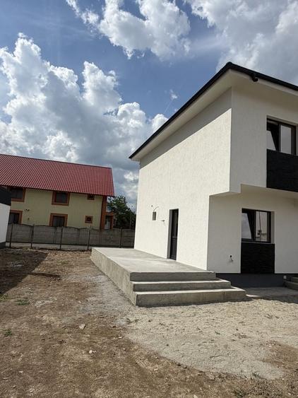 Casă cu 4 camere în Bradu