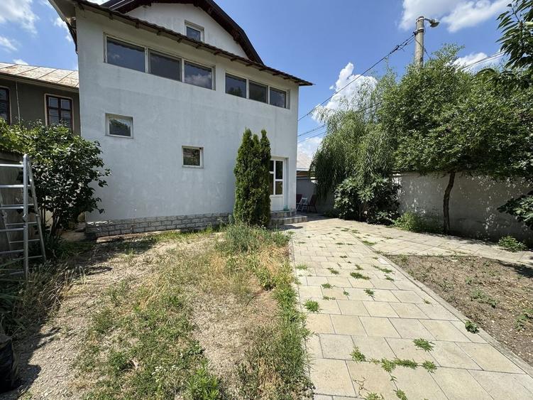 Casă individuală cu 7 camere cu Canalizare în Regie