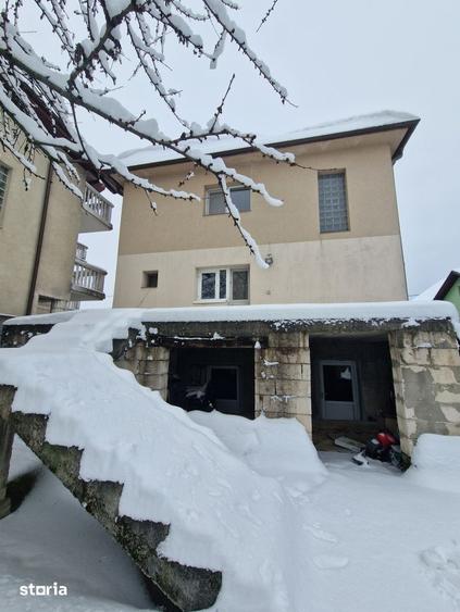 Casă cu 4 camere cu Teren 700 Mp în Recea