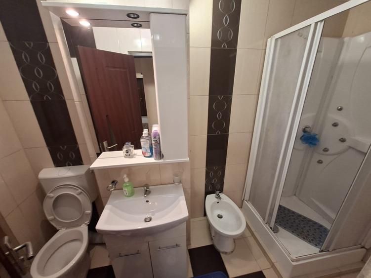 Apartament cu 4 camere, decomandat, etaj 2/4, zona Dacia - 9