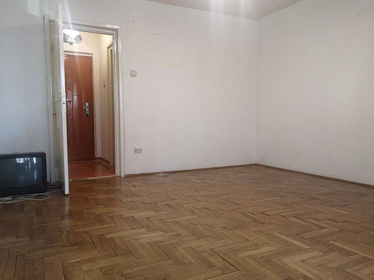 Garsoniera amplasata la etajul 1,zona Calea București - 6