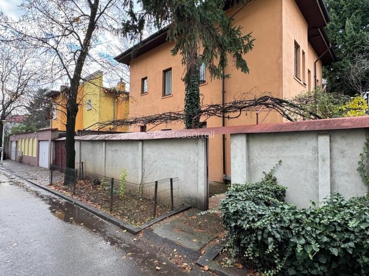 De vanzare AP 3 camere | 121 MP | Garaj | D P | Casin | Domenii