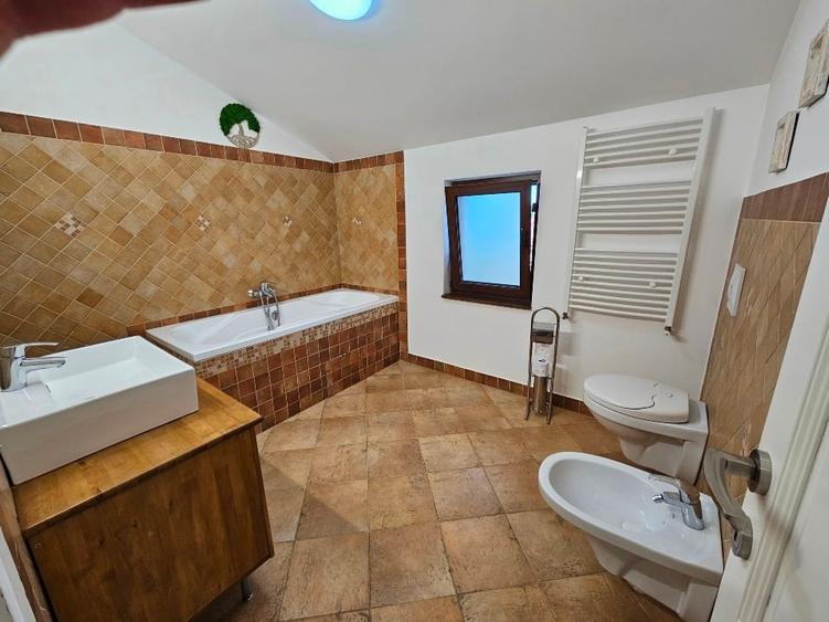 Vila ideală pentru familie, cu panouri fotovoltaice, situată în livadă - 13