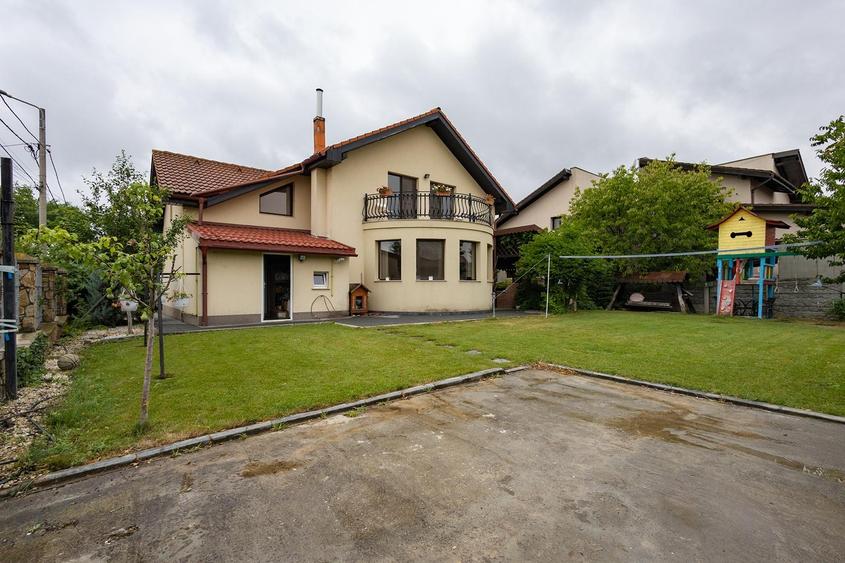 Vila cu doua fronturi si gradina matura, rezidenta sau investitie - 19