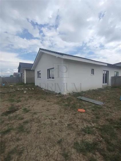 Duplex pe plan - 2 fronturi stradale - personalizare interioara - canalizare - 1