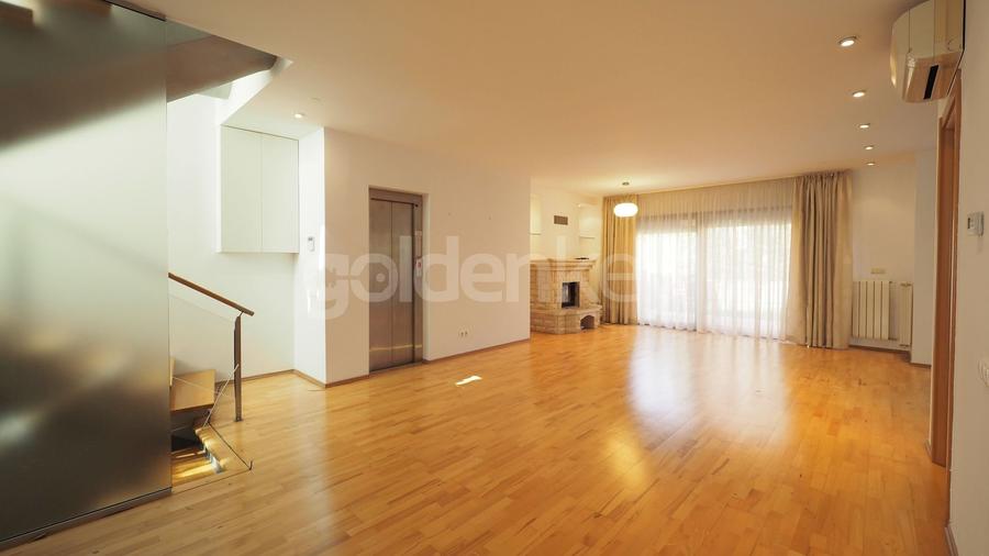 Vila nemobilata in complex cu piscina | 2 garaje - 3