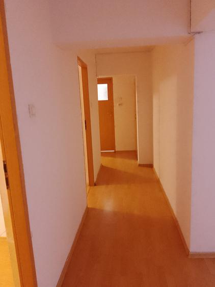 Apartament cu 4 camere decomandat în P-ța Alba Iulia