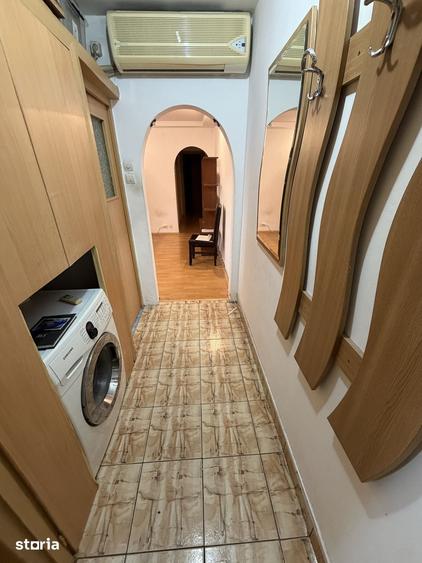 Apartament cu 3 camere semidecomandat în Craiovița Nouă
