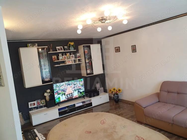 Apartament cu 4 camere decomandat în Noua