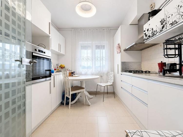 Apartament cu 3 camere, mobilat în Aradului
