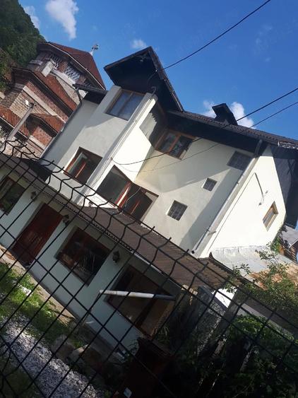 Casă cu 5 camere cu Teren 381 Mp în Central