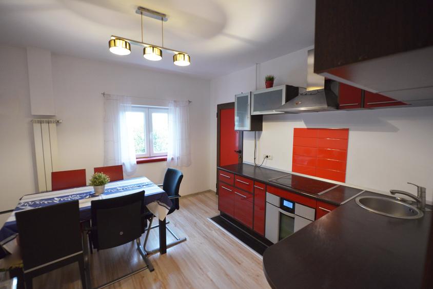 Apartament cu 4 camere semidecomandat în Baba-Dochia