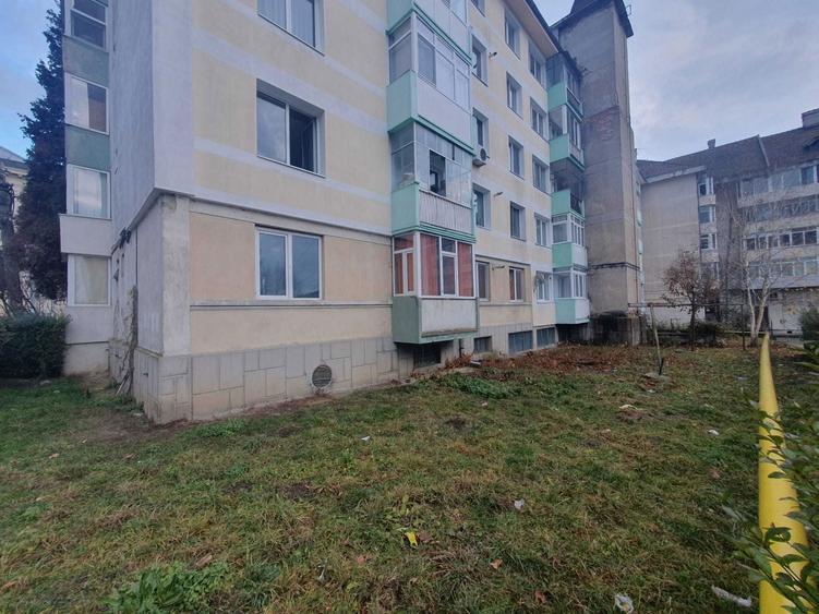 Vand apartament cu 3 camere, semidecomandat, situat ultracentral in Campulung Muscel (Strada Emilian Paveliu), imediat langa Tribunal. - 2