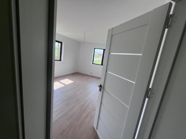 Casǎ spațioasă de vânzare  demisol, parter , etaj - 4