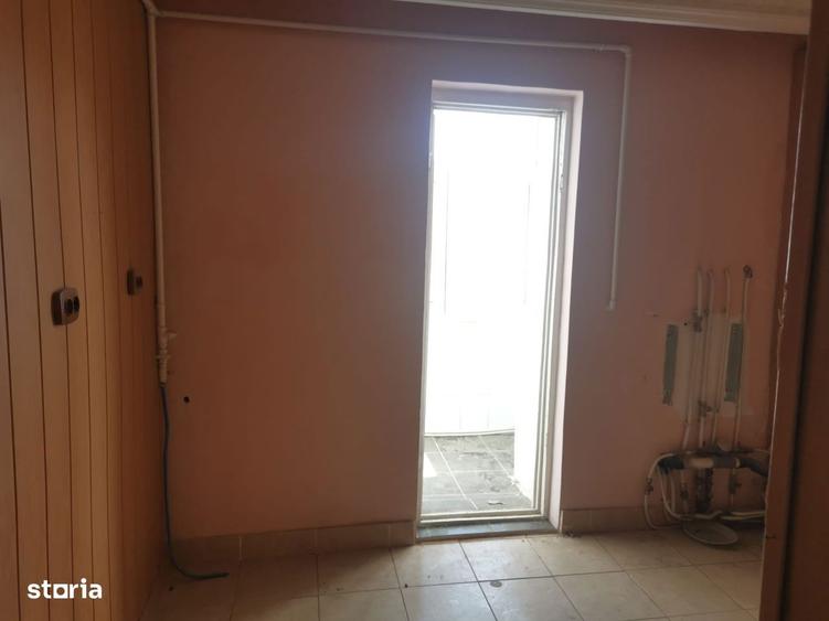 2 camere Topoloveni, etaj 4, finisaje clasice! - 9