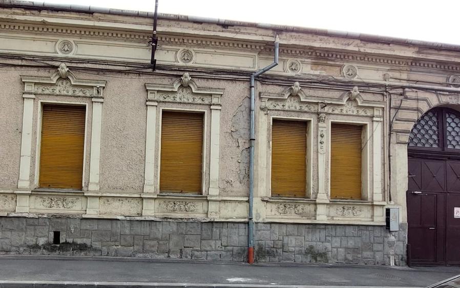 Casa de vanzare – zona centrala, locatie excelenta, front stradal 10m - 1