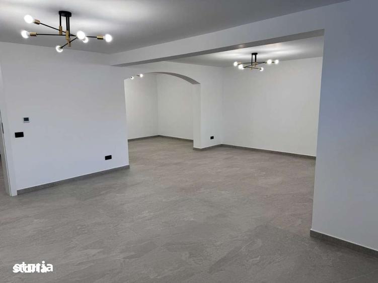 Casă cu 5 camere cu Teren 1213 Mp în Ostroveni