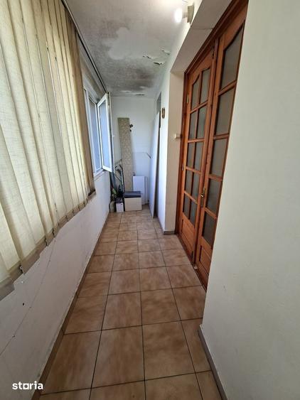 Apartament cu 3 camere semidecomandat, mobilat în Titan