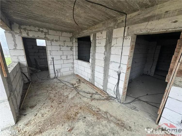 Casă cu 4 camere cu Teren 2000 Mp în Rădulești