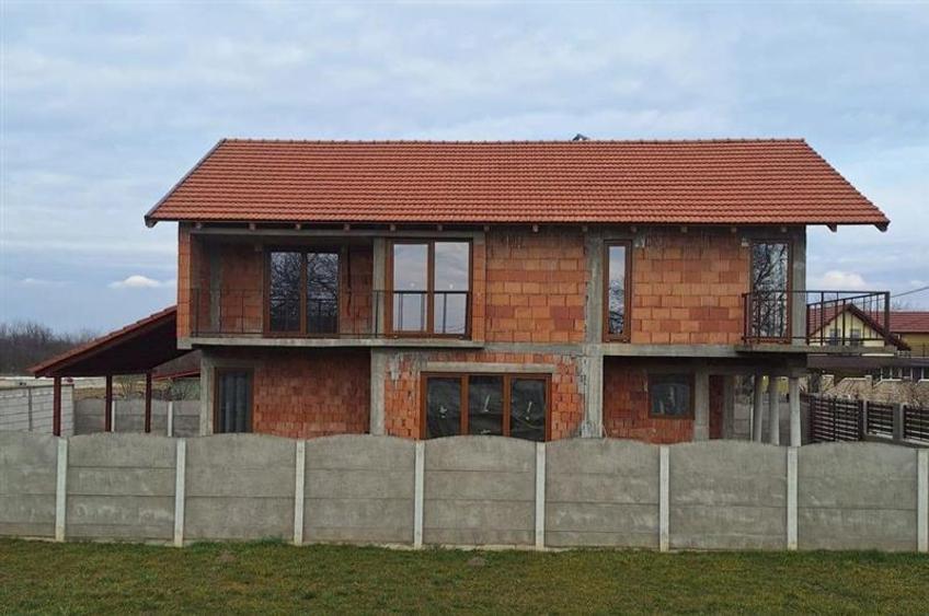 Casă cu 6 camere cu Canalizare în Coșteiu