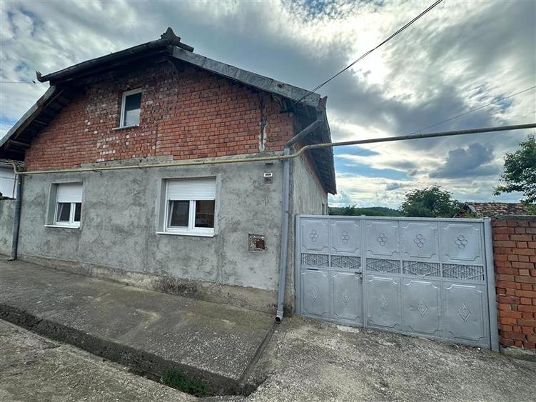 Casă individuală cu 3 camere cu Teren 1438 Mp în Central