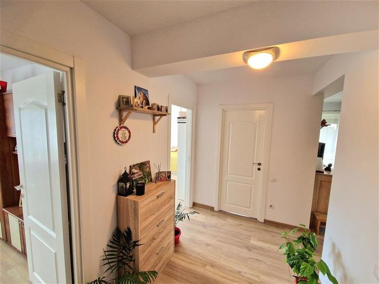 Apartament cu 3 camere decomandat, mobilat în Florești