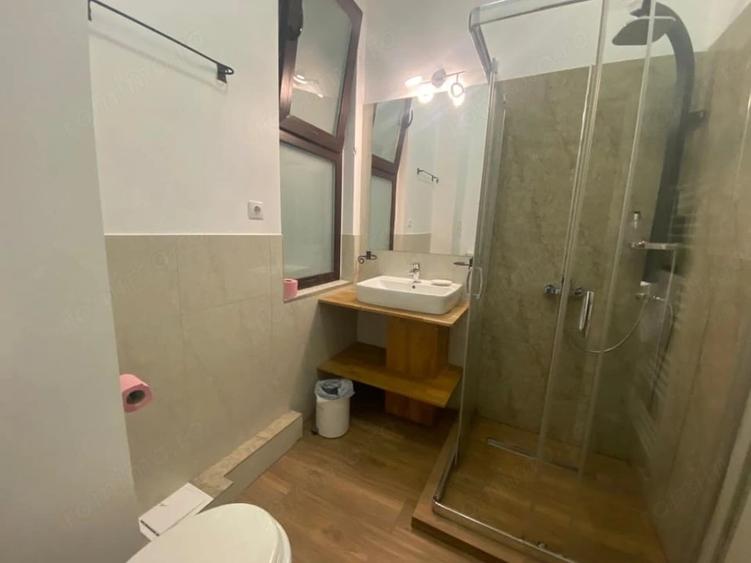 Casă cu 5 camere cu Teren 100 Mp în Central
