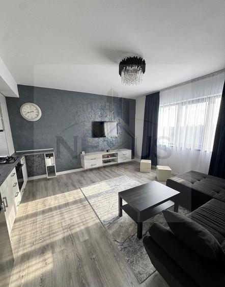 Apartament cu 3 camere semidecomandat, mobilat în Sud