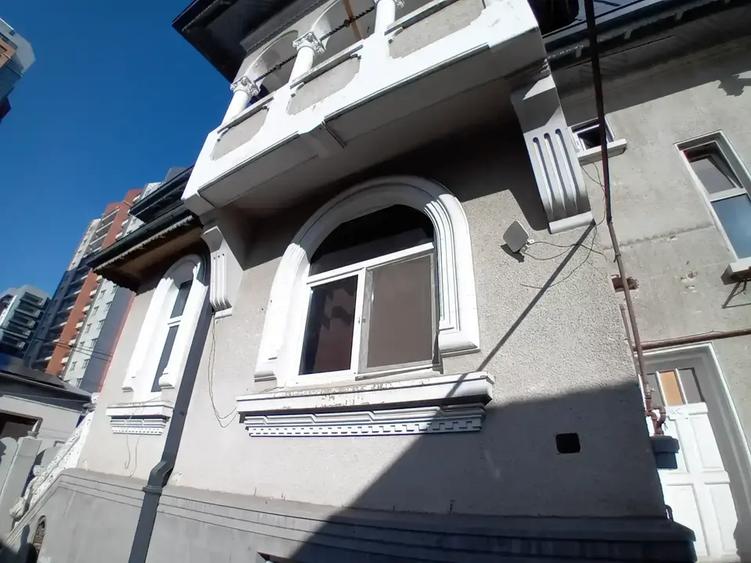 Casă cu 11 camere cu Teren 443 Mp în Vitan