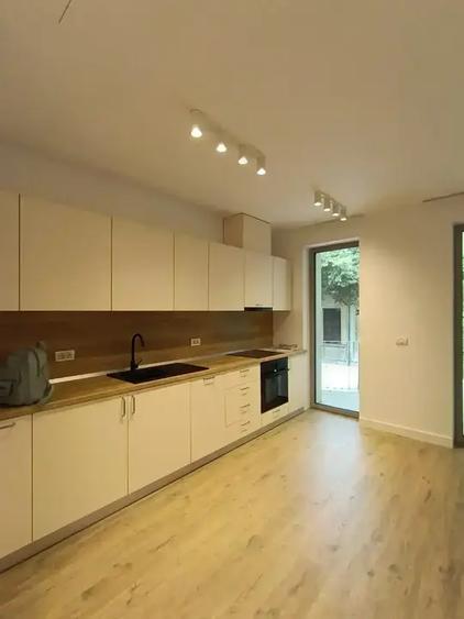 Apartament cu 4 camere semidecomandat în Armeneasca
