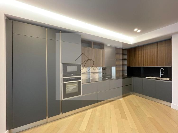 Apartament cu 3 camere semidecomandat, mobilat în Central