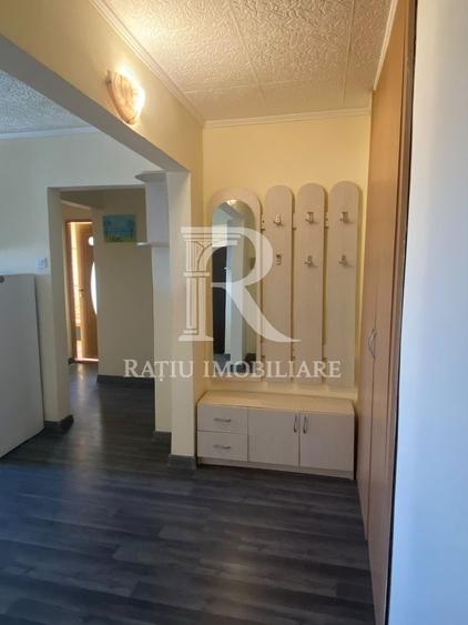 Apartament cu 3 camere decomandat, mobilat în Nufărul
